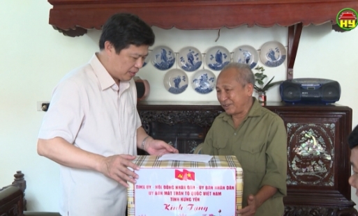 Phó Bí thư Thường trực Tỉnh ủy thăm, tặng quà người có công tại huyện Kim Động