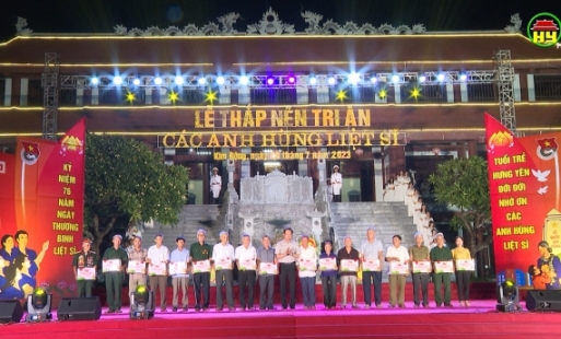 Thắp nến tri ân các anh hùng liệt sĩ
