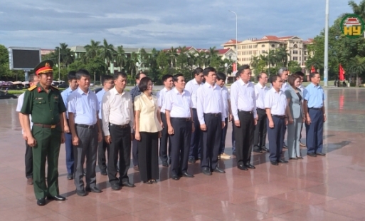 Các đồng chí lãnh đạo tỉnh Hưng Yên dâng hoa kỷ niệm 109 năm Ngày sinh Tổng Bí thư Nguyễn Văn Linh