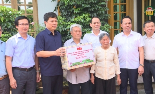 Phó Bí thư Thường trực Tỉnh ủy, Chủ tịch HĐND tỉnh Trần Quốc Toản thăm, tặng quà người có công, gia đình liệt sỹ