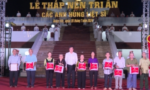 Thắp nến tri ân các anh hùng, liệt sĩ