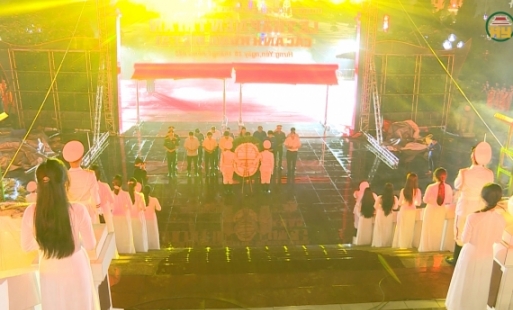 Các đồng chí lãnh đạo tỉnh dự lễ  thắp nến tri ân các anh hùng liệt sĩ