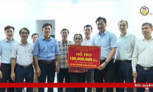 Đồng chí Bí thư Tỉnh ủy Nguyễn Hữu Nghĩa thăm, tặng quà và trao tiền hỗ trợ xóa nhà dột nát tặng đối tượng người có công