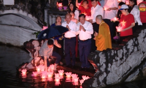 Đồng chí Nguyễn Khắc Thận, Phó Bí thư Tỉnh ủy, Chủ tịch UBND tỉnh dự lễ thắp nến tri ân các anh hùng liệt sĩ