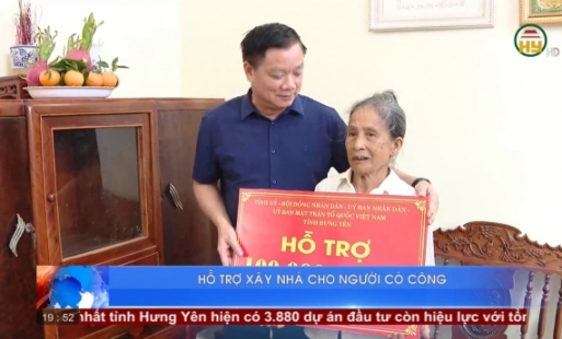 Đồng chí Nguyễn Khắc Thận, Phó Bí thư Tỉnh ủy, Chủ tịch UBND tỉnh thăm, tặng quà và trao hỗ trợ nhà ở cho người có công tại xã Quỳnh An