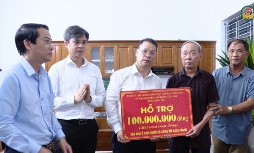 Đồng chí Nguyễn Mạnh Hùng, Phó Bí thư Tỉnh uỷ, Chủ tịch Ủy ban MTTQ Việt Nam tỉnh trao kinh phí hỗ trợ xây nhà ở cho người có công tại xã Đông Hưng