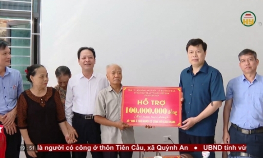Đồng chí Phó Bí thư Thường trực Tỉnh ủy Trần Quốc Toản thăm, tặng quà thương binh tại xã Hoàng Hoa Thám