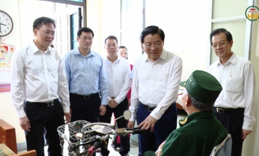 Đồng chí Trưởng ban Nội chính Trung ương Phan Đình Trạc thăm, tặng quà người có công với cách mạng