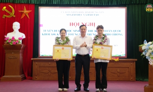 Khen thưởng hai thủ khoa xuất sắc