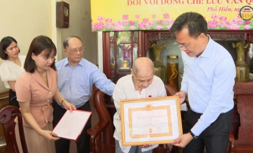 Trao Huy hiệu 80 năm tuổi Đảng 