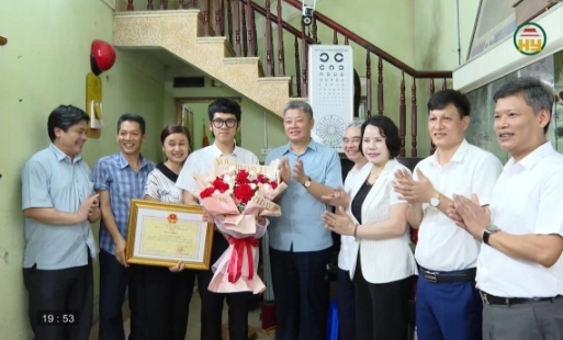 Chủ tịch UBND tỉnh khen thưởng thủ khoa khối A01
