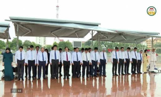  Dâng hoa tưởng niệm Tổng Bí thư Nguyễn Văn Linh