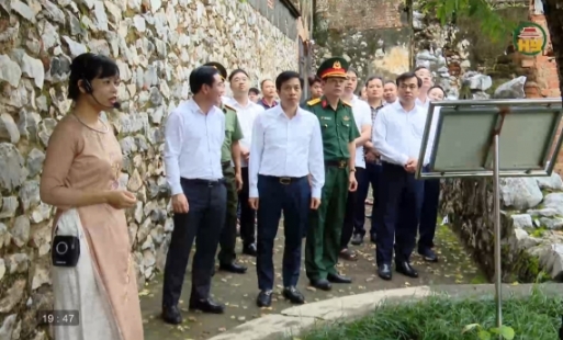 Dâng hương tại Di tích Nhà tù Sơn La