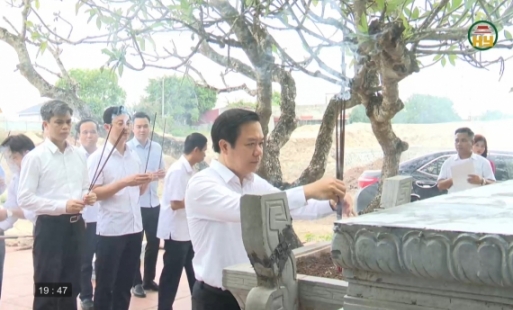 Dâng hương tưởng niệm tại di tích Cây đa La Tiến 