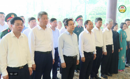 Đoàn cán bộ tỉnh Hưng Yên dâng hương tại một số nghĩa trang ở Quảng Trị và Hà Tĩnh