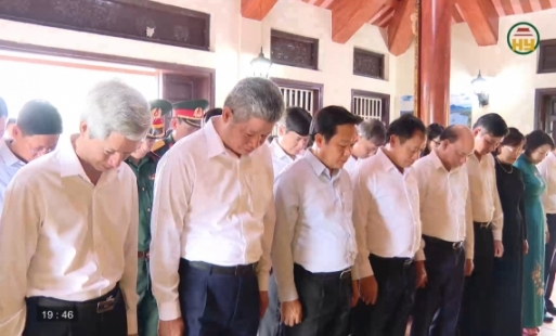 Đoàn cán bộ tỉnh Hưng Yên dâng hương tại một số nghĩa trang ở Quảng Trị và Hà Tĩnh