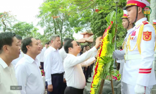 Đoàn cán bộ tỉnh Hưng Yên dâng hương tưởng niệm các anh hùng liệt sĩ tại Quảng Trị