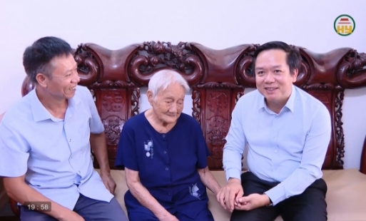Đồng chí Bí thư Tỉnh uỷ tặng quà nhân dịp ngày Thương binh-Liệt sĩ 27/7