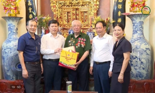 Đồng chí Phó Bí thư Thường trực Tỉnh ủy tặng quà nhân dịp 27/7