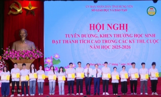 Khen thưởng học sinh đạt thành tích cao