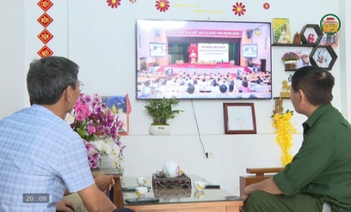 Người dân quan tâm theo dõi Kỳ họp HĐND