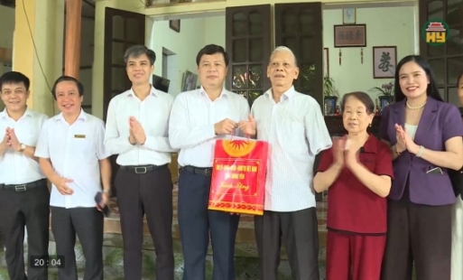 Tặng quà người có công và gia đình chính sách