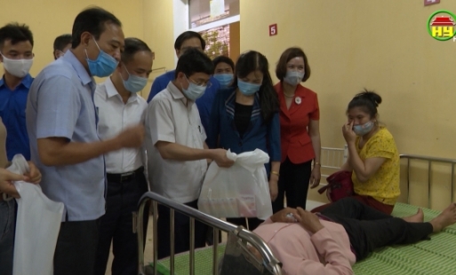PBT Thường trực Tỉnh ủy Nguyễn Duy Hưng thăm, tặng quà bệnh nhân phẫu thuật đục thủy tinh thể