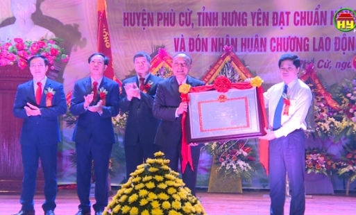 Phù Cừ đón bằng công nhận đạt chuẩn nông thôn mới