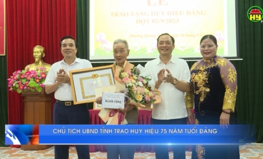 Chủ tịch UBND tỉnh trao Huy hiệu 75 năm tuổi Đảng  