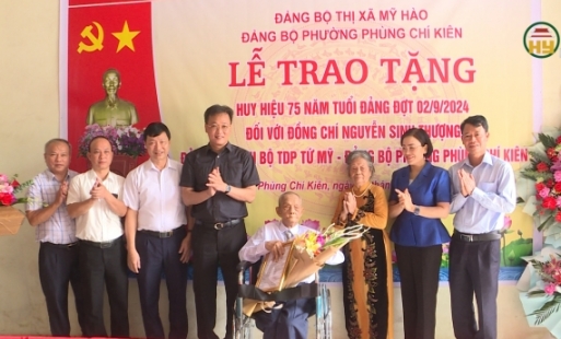 Bí thư Tỉnh uỷ Nguyễn Hữu Nghĩa trao huy hiệu 75 năm, 80 năm tuổi Đảng tặng đảng viên đợt 2.9