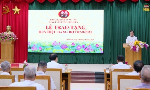 Bí thư Tỉnh ủy trao huy hiệu Đảng đợt 2.9