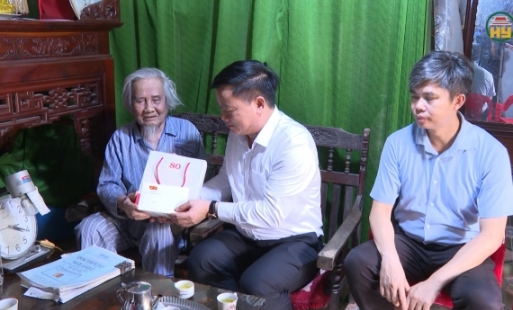 Chủ tịch UBND tỉnh trao huy hiệu đảng, tặng quà lão thành cách mạng