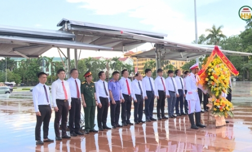 Đoàn đại biểu các cơ quan Đảng tỉnh dâng hương