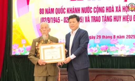Phó Bí thư Thường trực Tỉnh ủy trao huy hiệu Đảng