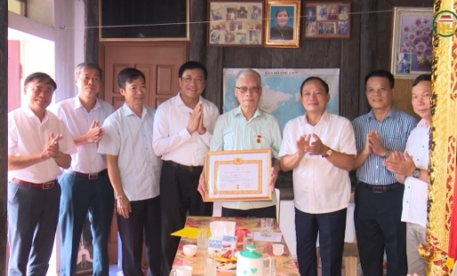 Phó Bí thư Tỉnh ủy trao huy hiệu Đảng