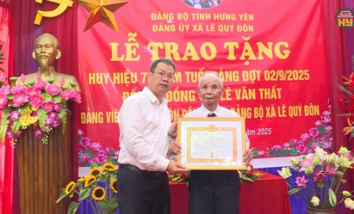 Phó Bí thư Tỉnh ủy trao huy hiệu Đảng