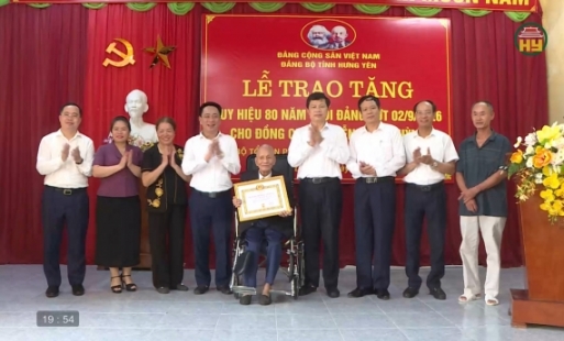 Trao bằng vinh danh và Huy hiệu Đảng đợt 2/9