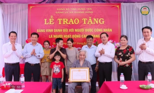 Trao bằng vinh danh và Huy hiệu Đảng đợt 2/9