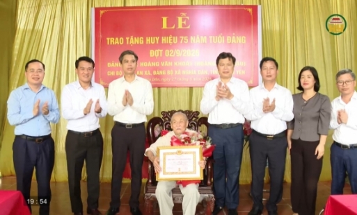 Trao bằng vinh danh và Huy hiệu Đảng đợt 2/9