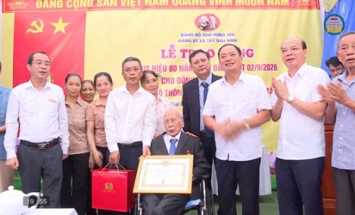 Trao bằng vinh danh và Huy hiệu Đảng đợt 2/9