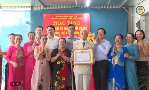 Trao bằng vinh danh và Huy hiệu Đảng đợt 2/9