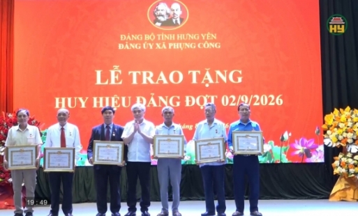 Trao Huy hiệu Đảng đợt 2/9