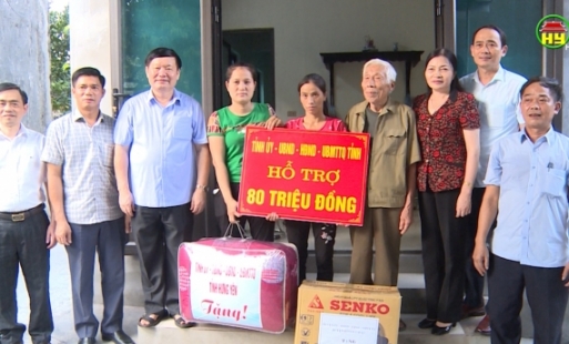 Chủ tịch UBND tỉnh trao nhà cho người nghèo ở Khoái Châu và Mỹ Hào 