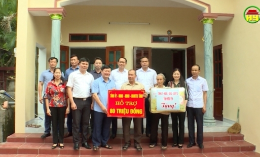 Chủ tịch UBND tỉnh trao tiền hỗ trợ xây dựng nhà ở tại Ân Thi