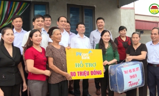  PBT Thường trực Tỉnh ủy trao hỗ trợ xây nhà cho người nghèo tại huyện Tiên Lữ