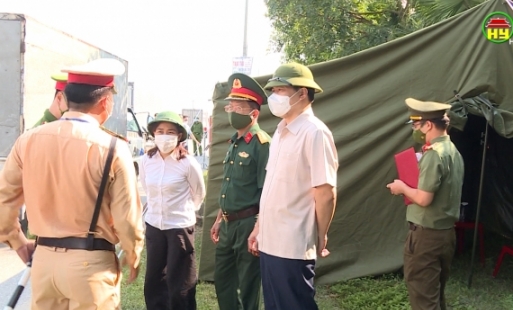 Chủ tịch HĐND  tỉnh kiểm tra, tặng quà chốt phòng dịch