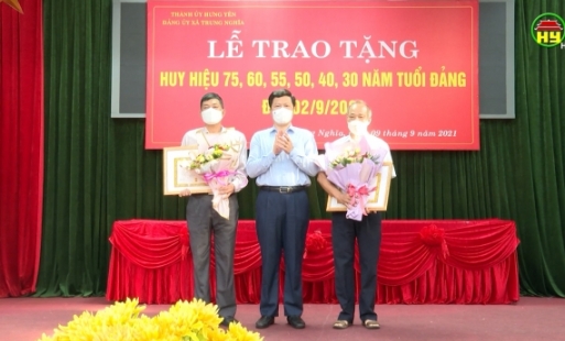 Phó Bí thư Tỉnh ủy, Chủ tịch HĐND tỉnh trao huy hiệu Đảng đợt 2/9 cho các đảng viên thuộc Đảng bộ xã Trung Nghĩa, thành phố Hưng Yên.