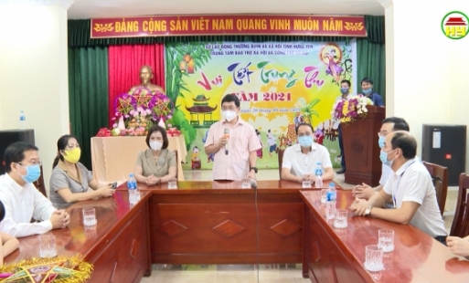 PBT Thường trực Tỉnh ủy tặng quà Trung thu