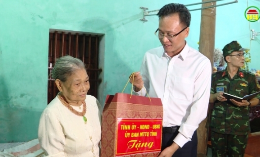 Bí thư Tỉnh ủy Nguyễn Hữu Nghĩa tặng quà các hộ chính sách
