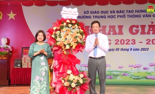 Bí thư Tỉnh ủy Nguyễn Hữu Nghĩa dự khai giảng năm học mới tại trường THPT Văn Giang